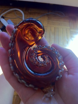 wakeuplena:  My awesome new octopus pipe, custom made! Absolutely