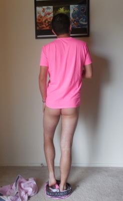 rainbowsourskittles:  My pink shirt & cute boy butt.