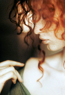 theinfiniteache:  Via highwaygone  A curly haired redhead for