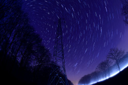 neptunesbounty:  Pylône Startrails by Ivanhoe057 on Flickr.