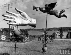 Alfred Eisenstaedt - Weathervanes on lawn at Cape Cod, MA, US,