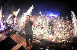 edmond-plurillum:  DJ Axwell / Tomorrowworld