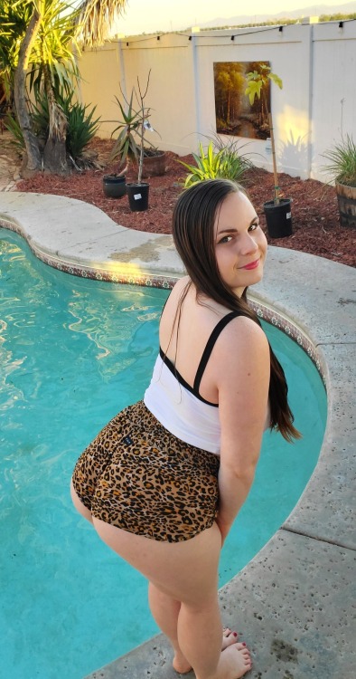 wettmillyxx69:  Spank me so hard i will fall to this swimmingpool 