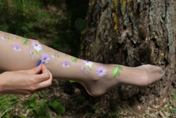 virivee:  Our new purple flower sheer tights ;)https://virivee.com/product/purple-flower-tights/Webshop