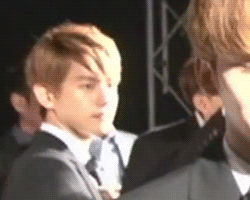 exothy:  Baek gettin D.O’s attention while Chen was talking/flerting