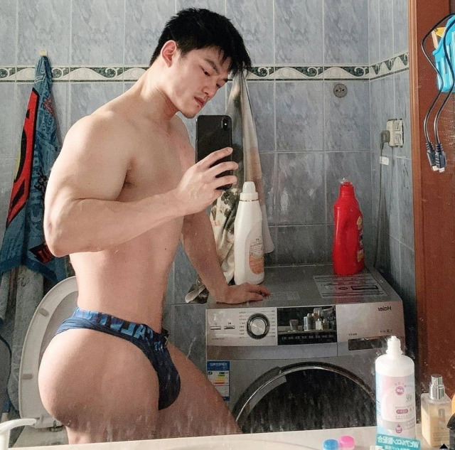 hotmensearcher:scottsnakedmen:Mmm