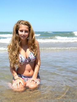 beach-goddess:Beautiful Bikini Girls