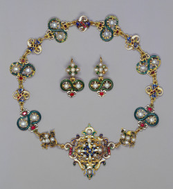 longliveroyalty:  Parure of necklace, brooch and earrings belonging