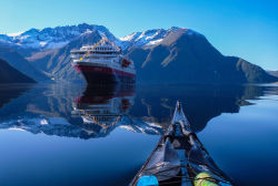teeeene:  awesome-picz:      The Zen Of Kayaking: I Photograph