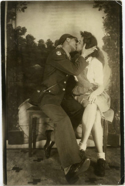 fuckyeahvintage-retro:   Photobooth, 1940s 