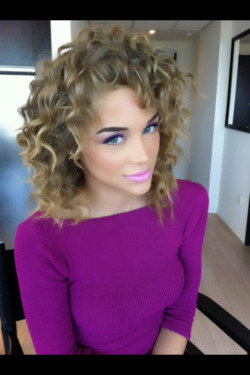 meninlipstick:  Delicious! I love the pink lips and the curls.