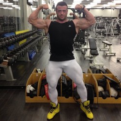 musclelover:  acebannon:  In the gym.  Nice…. 
