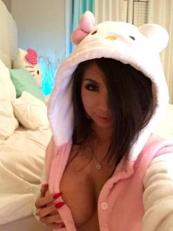 selfieasiangirl:  Peek-a-boo cutie Asian girl selfie - @lexivixi