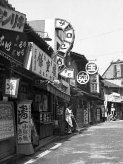 moji:  File:Urateramachi dori kyoto    (1920~1930s)       