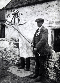 Mari Lwyd pris en photo à Llangynwyd en Galles du Sud au début