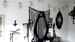 louiselafantasma:  added a bit of spook to my bedroom with some