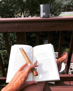 monstressraven:  Monday Mood, relaxing with a lovely #cigar &