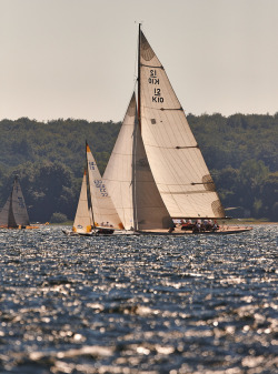 spiritofsailing:  Size comparison of a 5.5mR and a 12mR.  this