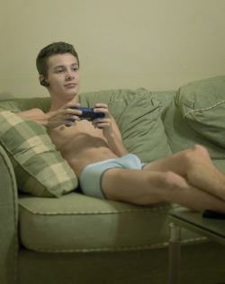 teen-master:  korysoriginalphotos:  1/1  Gaming couch  see more