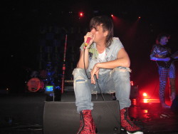 thislifeisonmyside:This is how close I was to Julian last night.