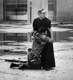 adaltaredei:  Powerful photo of a priest holding a dying soldier