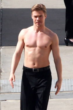 shirtlessmalecelebs:  Derek Hough