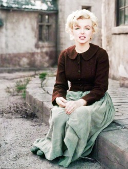 eternalmarilynmonroe:  Marilyn Monroe, 1956 © Milton Greene.