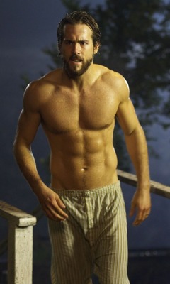 male-and-others-drugs:   Ryan Reynolds shirtless