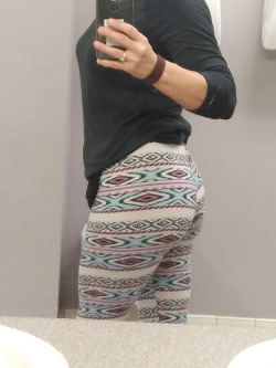 yourstillthe1:  # Her Hump Day ! Love some leggings 😀  👍👍