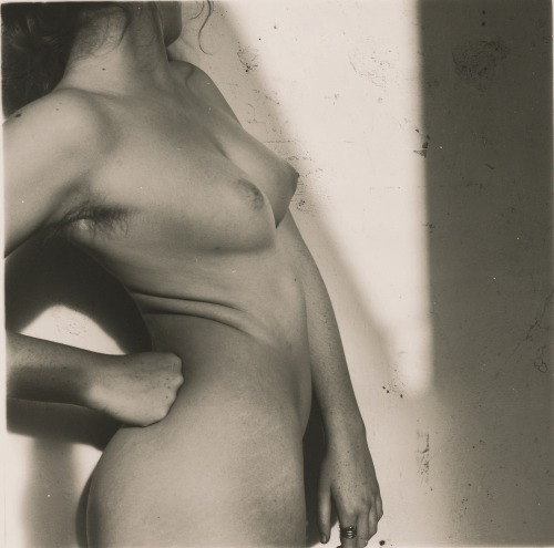 vivipiuomeno:  Francesca Woodman, Untitled, Providence, Rhode Island, ca. 1976; gelatin silver print