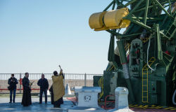 popmech:  An Orthodox Priest blesses Expedition 43′s Soyuz