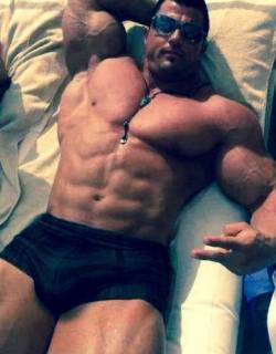 keepemgrowin:  Muscle beast relaxing… 