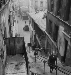 luzfosca:  Paul Almasy  Steps to Montmartre, 1947 