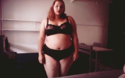 fatprincesse:  i will not hate my fat body i will never hate