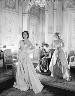 wehadfacesthen:  Evening gowns by Charles James in a 1951 photo