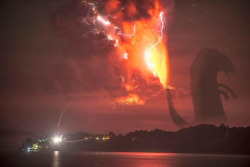 haha-woww:  redditfront:  Another amazing picture of the volcano