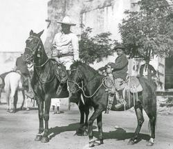 cazadordementes:  Pancho Villa y Su hijo Agustín después de