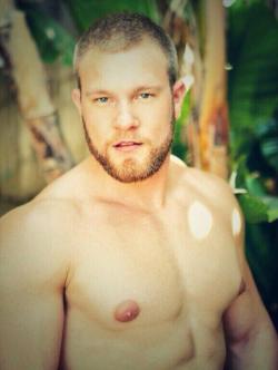 wellcoached:  guysthatgetmehard:  beard & nips… oh those