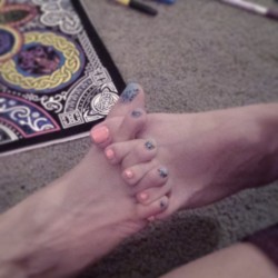 rawrf00tage:  1234 I declare a toe war! Lol  #toewrestling #cutetoes