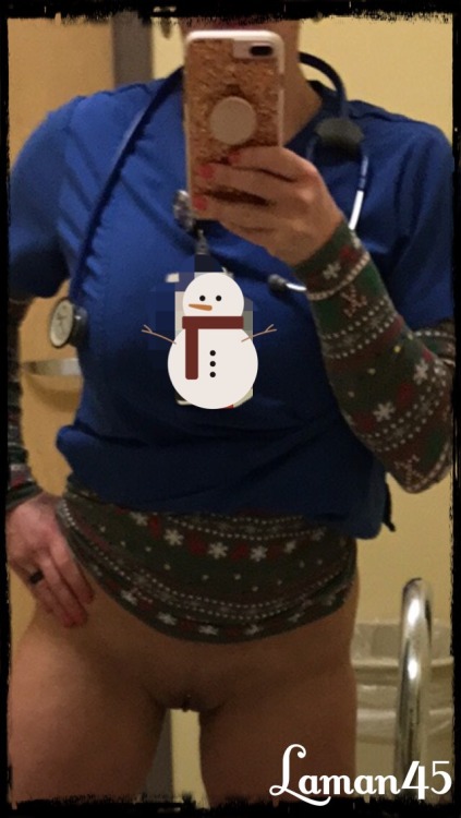 laman45:  Sexy selfies at work