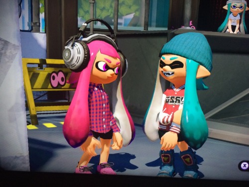 pumpkinparty:  look at these two inkling girls flirting