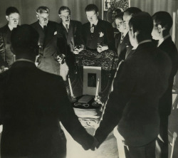 rogerwilkerson: Magicians hold seance to try and contact Harry