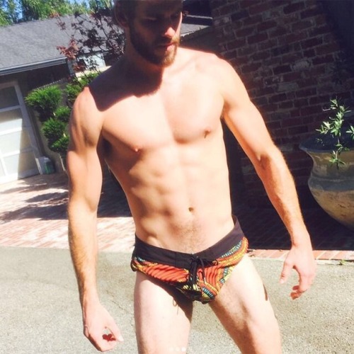 rorrous:  famous-male-celeb-naked:Liam Hemsworth(Miley got hack)  Mijito!