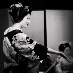  viα heartisbreaking: Japanese traditional performance. #maiko