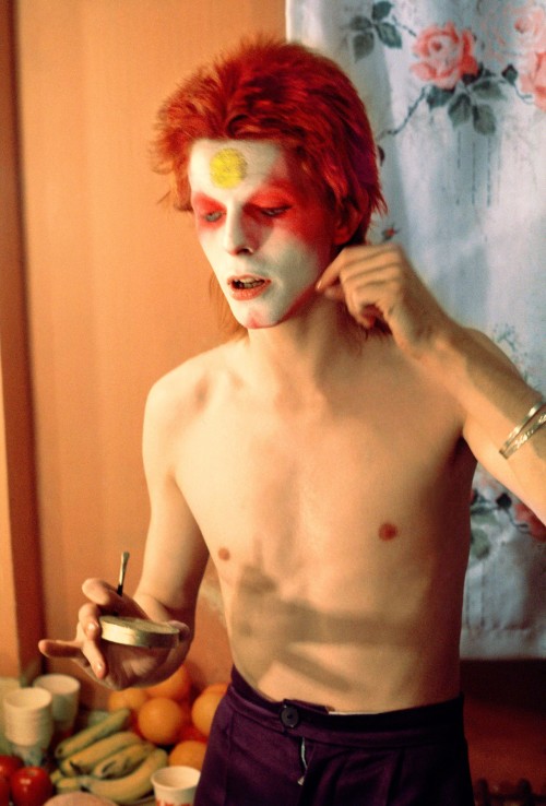 ohyeahpop:David Bowie Pulling off Mask, 1973 - Ph. Mick Rock