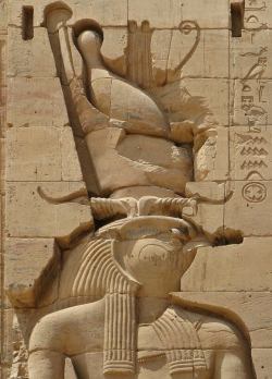 amntenofre:    the God Horus, falcon-headed, wearing a composite