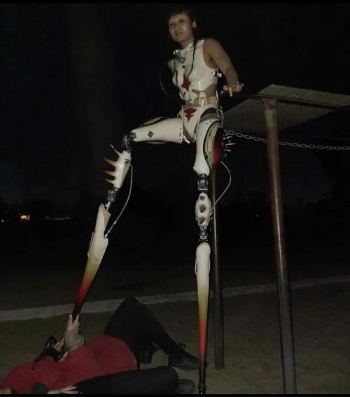 dizzy-lunar-sea:kawaiite-mage:  scifiseries:These 10 foot prosthetic