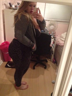 plus-size-barbiee:  The new leggings ft. My bra and sweater sans