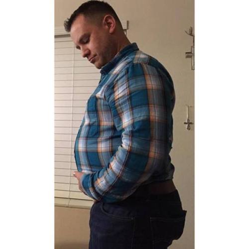 dad-bods:  This stud almost looks pregnant. Belly and ass.