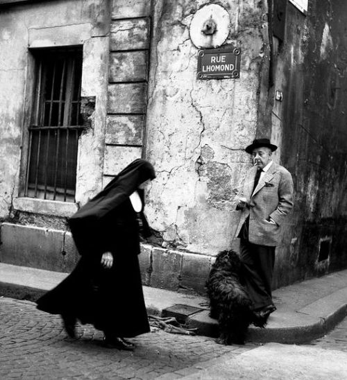 Robert Doisneau, Jacques Prévert regarde passer une religieuse,